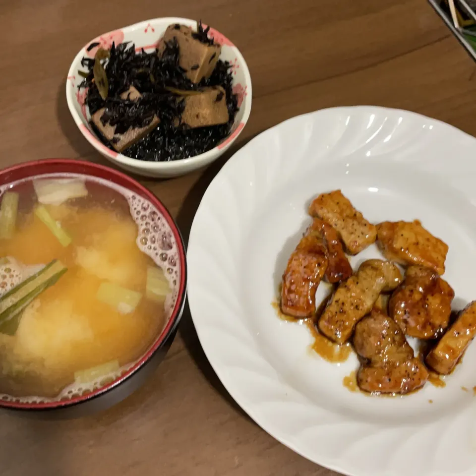 豚ヒレ肉の照り焼き・ひじきの煮物・小松菜とジャガイモの味噌汁|a-parkさん