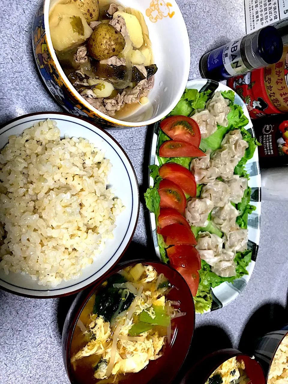 あったまった♨️  #夕飯　ロウカット玄米ご飯、生姜玉子何かの葉もやしワカメ味噌汁、肉じゃが、焼売(ソース、花椒醤油)、レタストマトサラダ|ms903さん