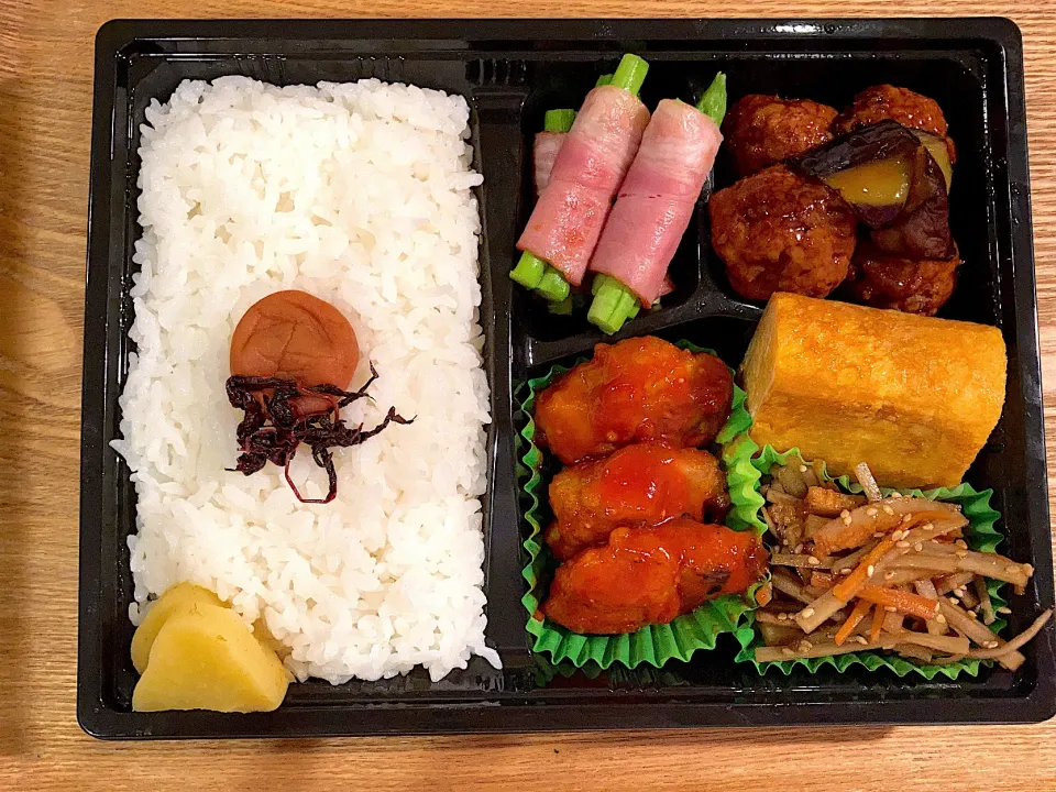 Snapdishの料理写真:ピリ辛チキン　甘酢肉団子　アスパラベーコン　きんぴらごぼう弁当|あぐりさん