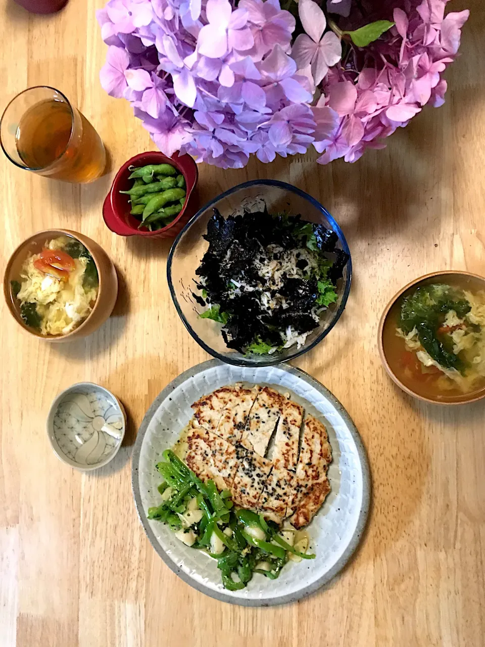 Snapdishの料理写真:6／14晩ご飯❤️とりつくね、帆立とピーマンのガーリックソテー、わさび菜としらすのサラダ、トマトとレタスと卵のスープ、枝豆|さくたえさん