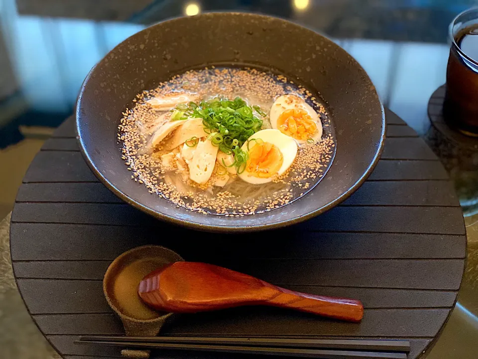 Snapdishの料理写真:休日の朝ご飯は、サラダチキンで♪鶏塩そうめん✨|yokoさん