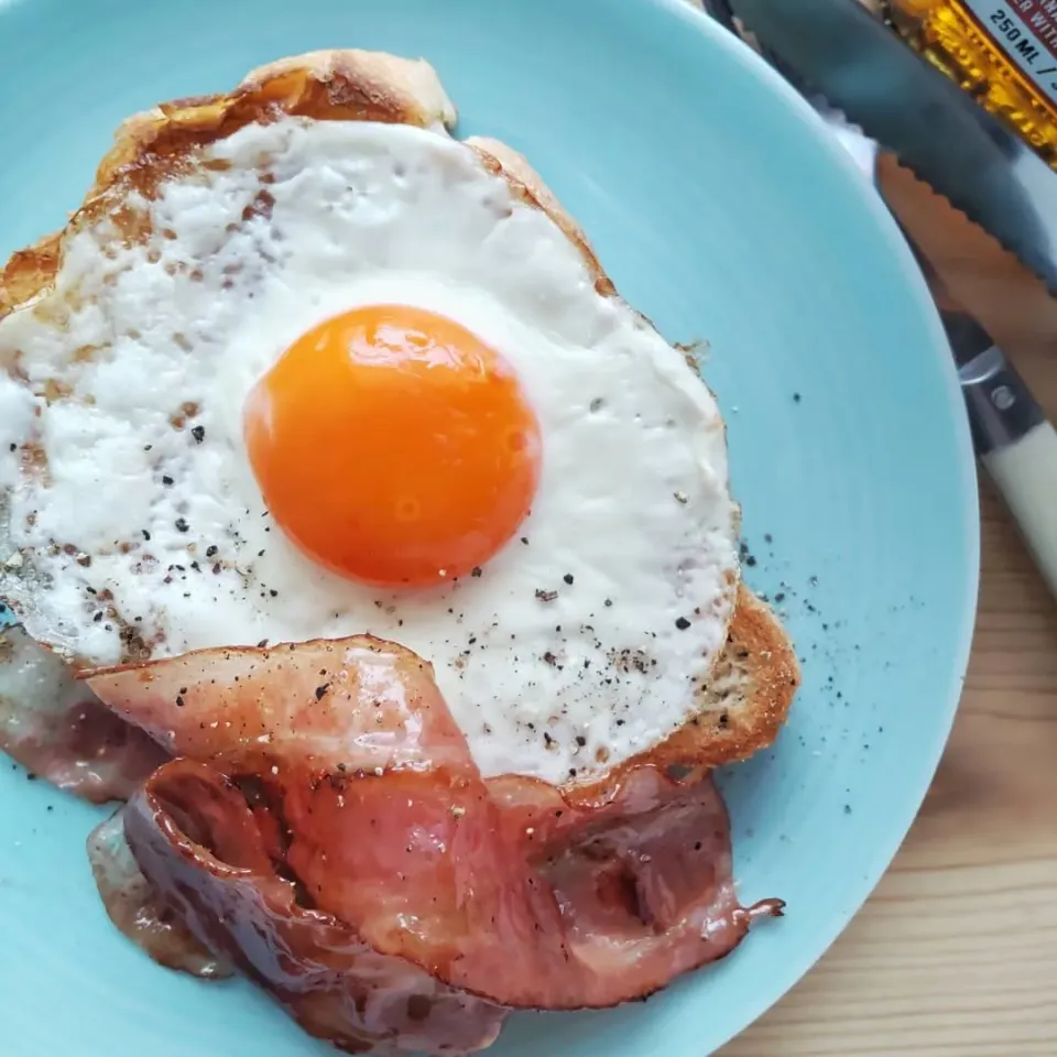 Snapdishの料理写真:卵黄は真ん中が好き。目玉焼きとベーコンのメイプルシロップ焼きオープントースト|yumi-n☆さん