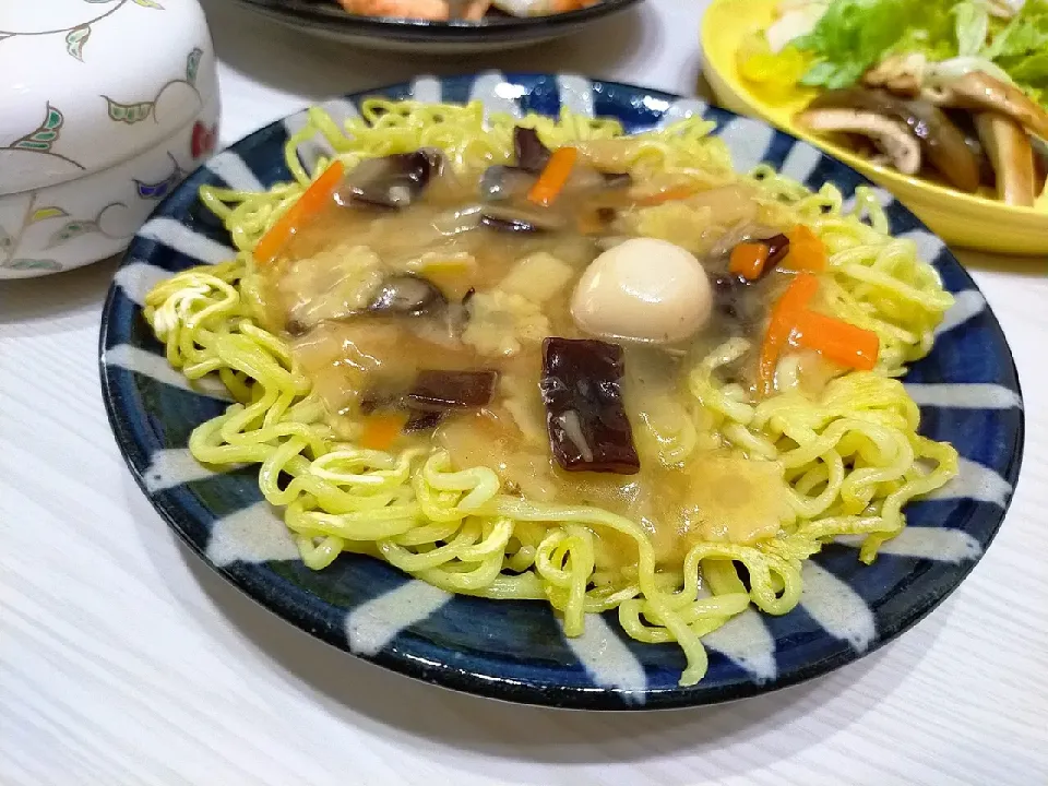 レトルトの中華丼で餡掛けかた焼きそば😆|みやこさん