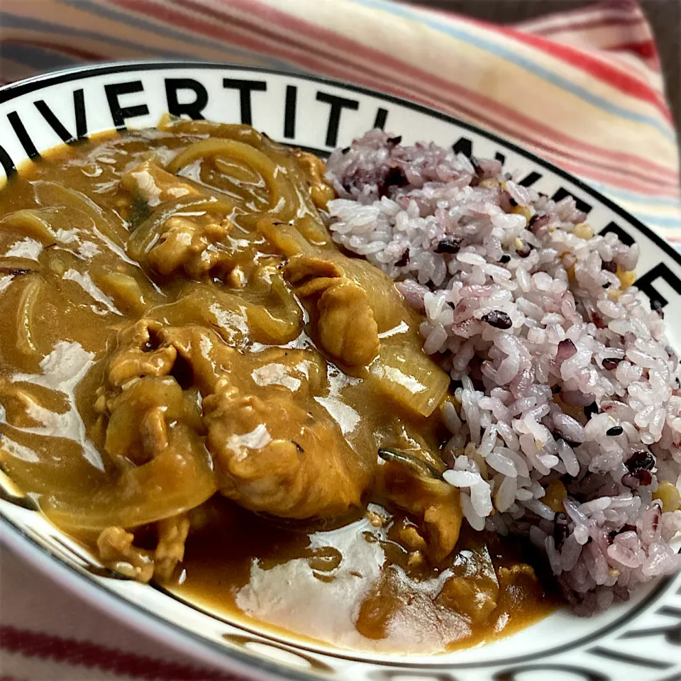 Snapdishの料理写真:材料玉ねぎと豚こまだけ☺️カレーライス🍛|ららさん