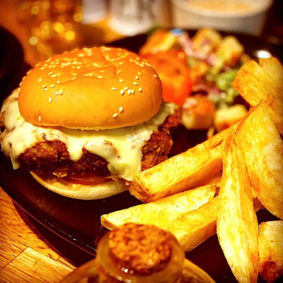 Today’s Menu 
Black Bean Veggie Cheese Burgers season with Cajun spice top with mozzarella slices 🍔
(Black Bean, Red Pepper , Onion Garlic, salt & Pepper Chili|Emanuel Hayashiさん