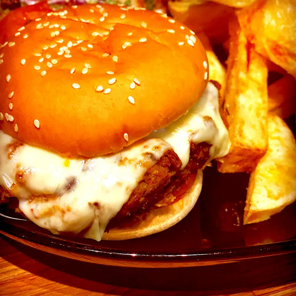 Today’s Menu 
Black Bean Veggie Cheese Burgers season with Cajun spice top with mozzarella slices 🍔
(Black Bean, Red Pepper , Onion Garlic, salt & Pepper Chili|Emanuel Hayashiさん