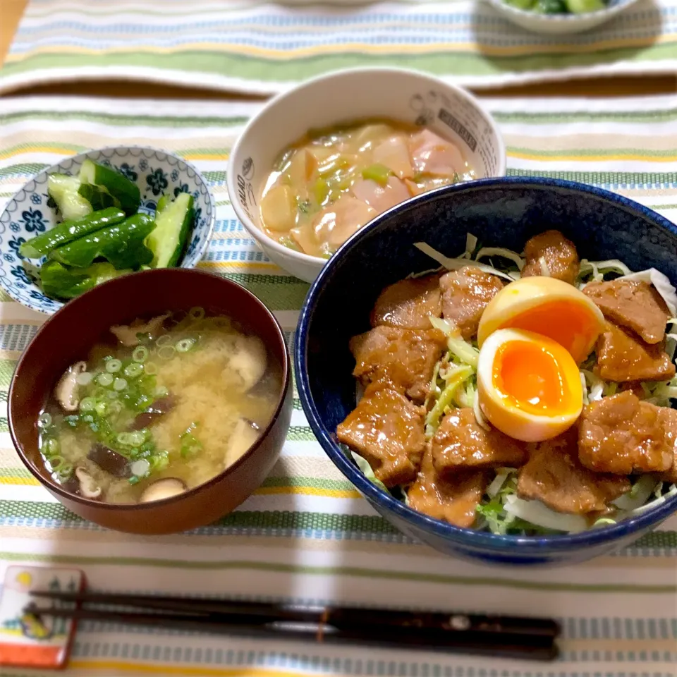 Snapdishの料理写真:豚ヒレ丼、カブの中華ミルク煮、きゅうりの塩麹漬け、味噌汁(玉ねぎ、きのこ)|ツインうさぎさん