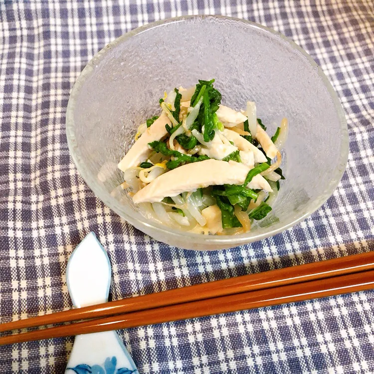 Snapdishの料理写真:🐓鶏ハムと春菊のバジルチーズ和え🧀🍃|ひつじのひとりごとさん