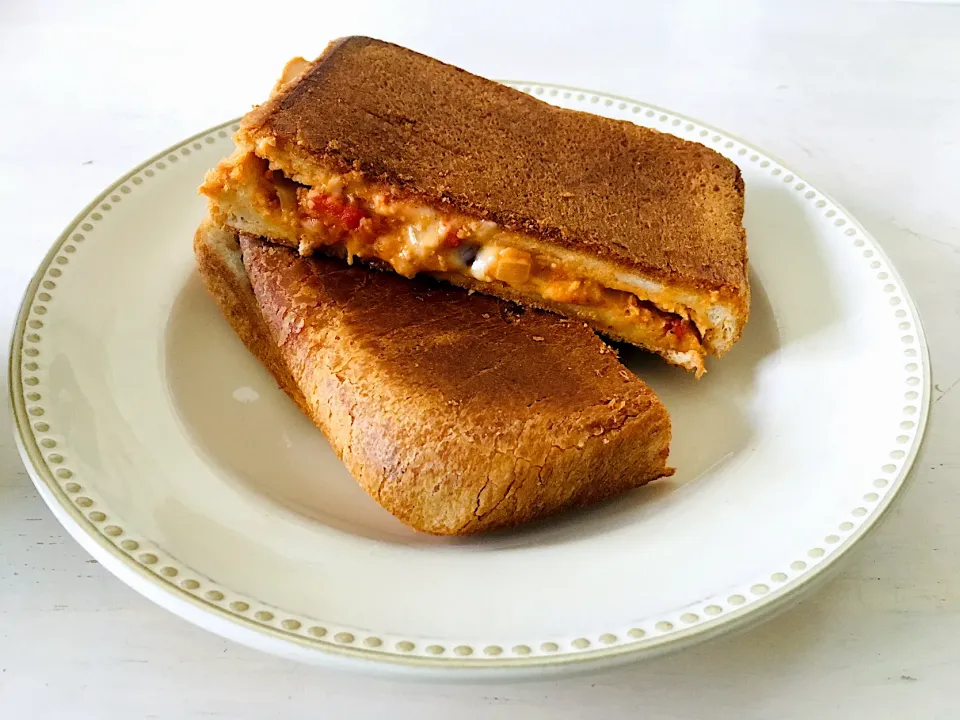 今日のサンドイッチ 🥪 チリコンカンのホットサンド|chibiさん