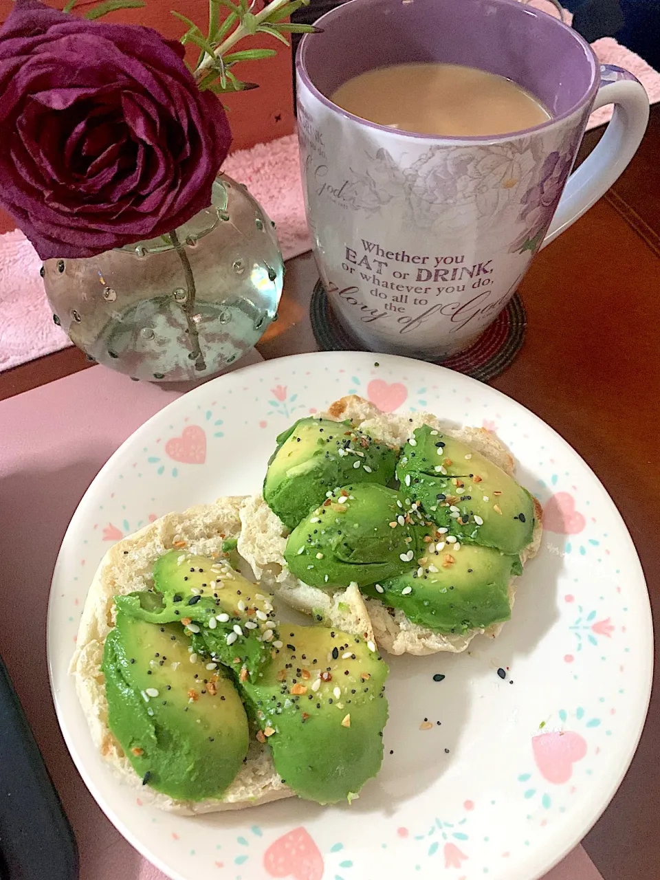 Avocado 🥑english muffin🥯 toast with everything bagel seasoning and dark roast coffee☕️|🌺IAnneさん