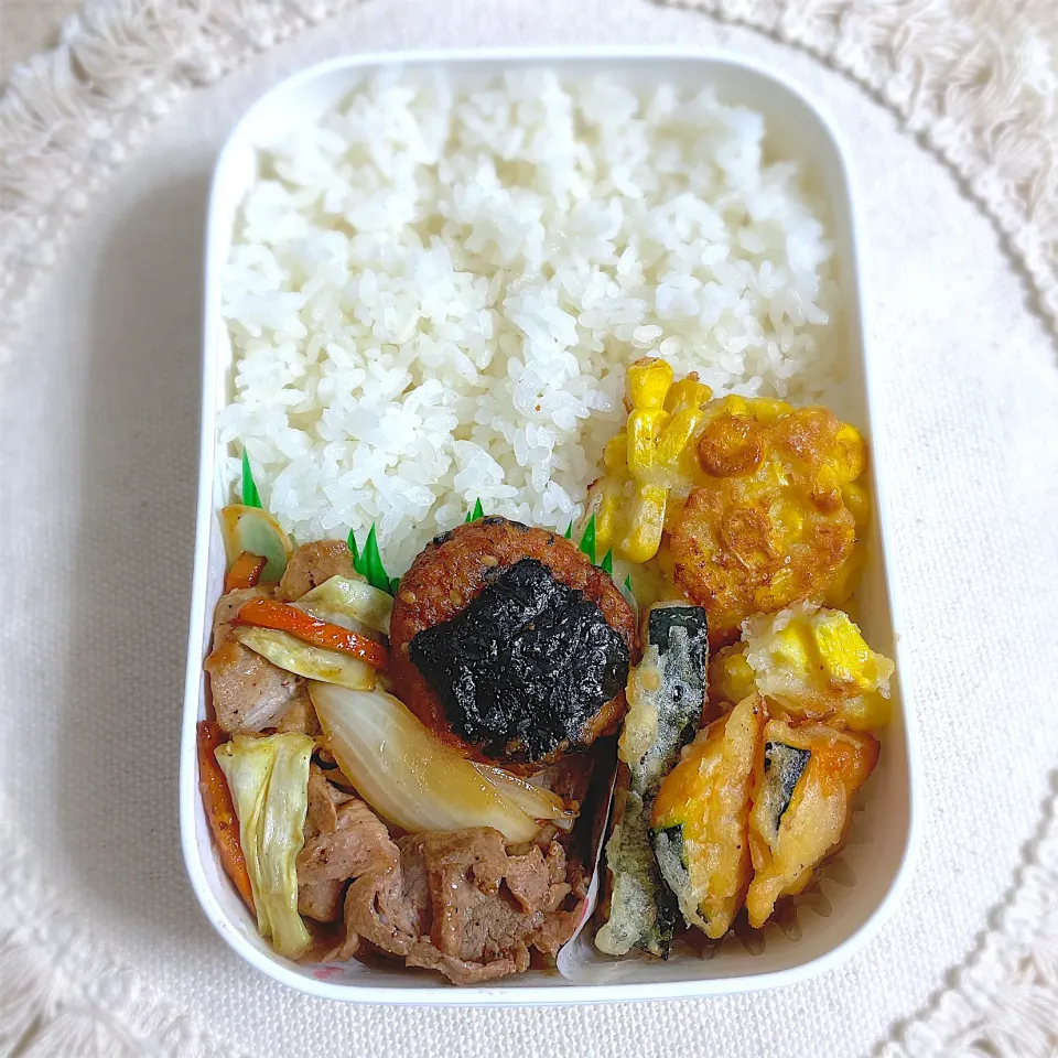 Snapdishの料理写真:肉野菜炒め弁当|おいもさん