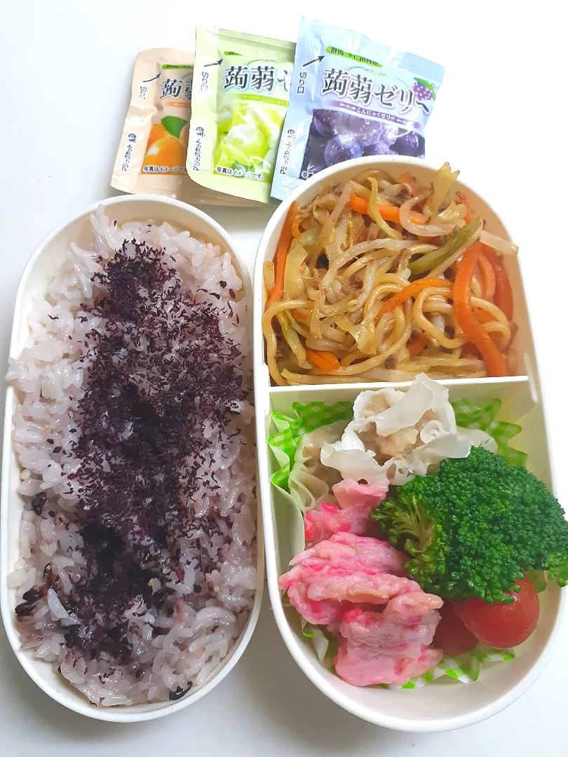 ☆中学生手抜き(笑)弁当☆ゆかりごはん、焼きそば、焼売、ブロッコリー、ミニトマト、薩摩揚げ、蒟蒻ゼリー|ｼｮｺﾗさん