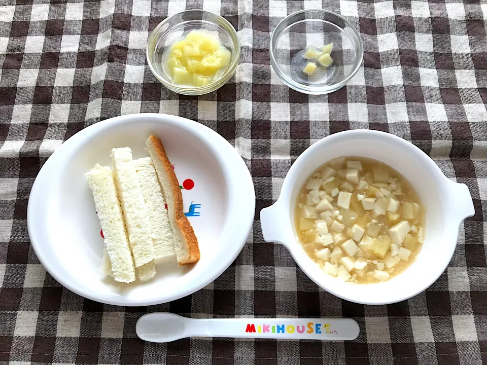 Snapdishの料理写真:【離乳食】豆腐の野菜スープ煮、食パン、キウイ、もも|sayaさん