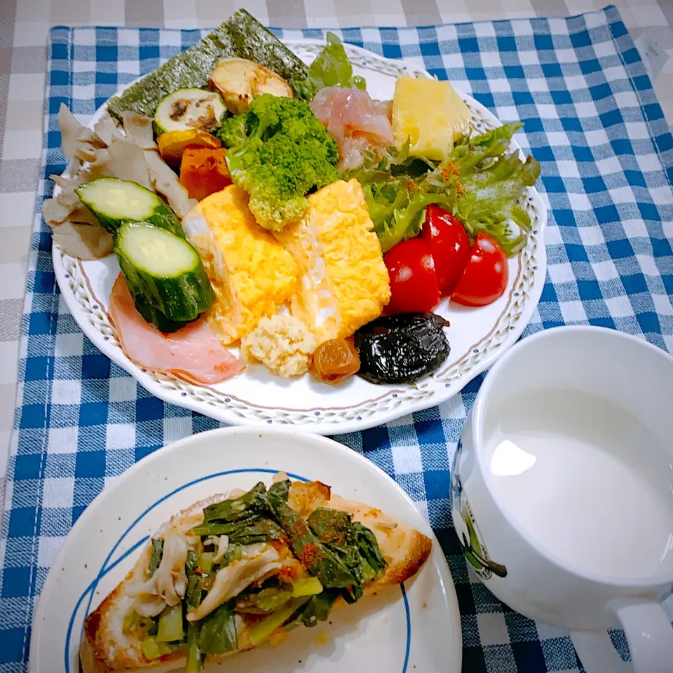 今日の朝ごはん★小松菜とマイタケをピーマン味噌と酒粕で和えて焼きました(^^)上からハバネロパウダーもかけました♪|riko30294さん