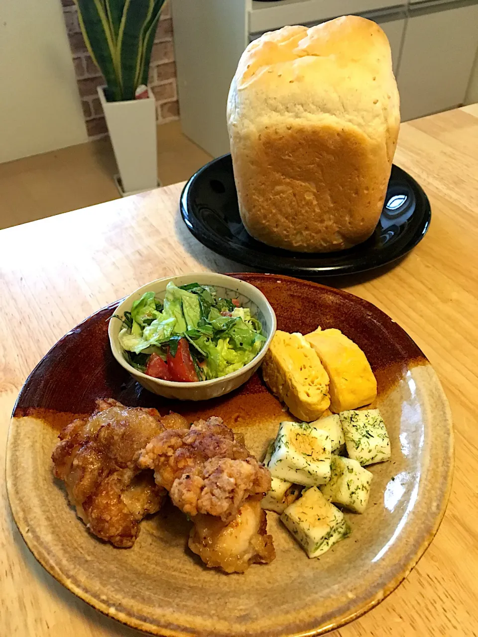 Snapdishの料理写真:朝焼きゴマ食パン🍞と旦那さんお弁当オカズでmyランチプレートෆ⃛*:･꒰ ૢ●௰ ૢ●✩꒱|さくたえさん