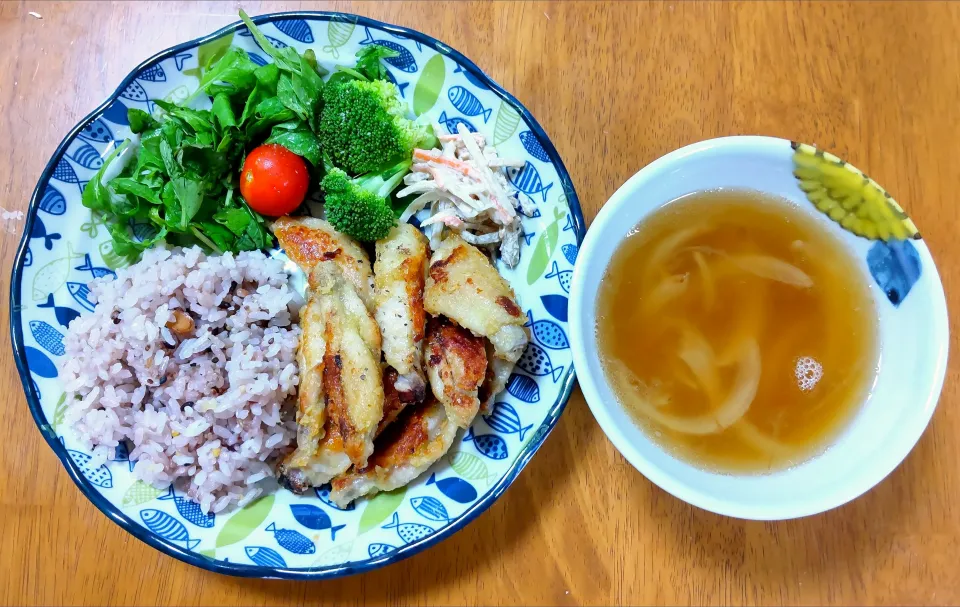 Snapdishの料理写真:６月１５日　コンソメガーリックチキン　サラダ　玉葱と生姜のスープ|いもこ。さん