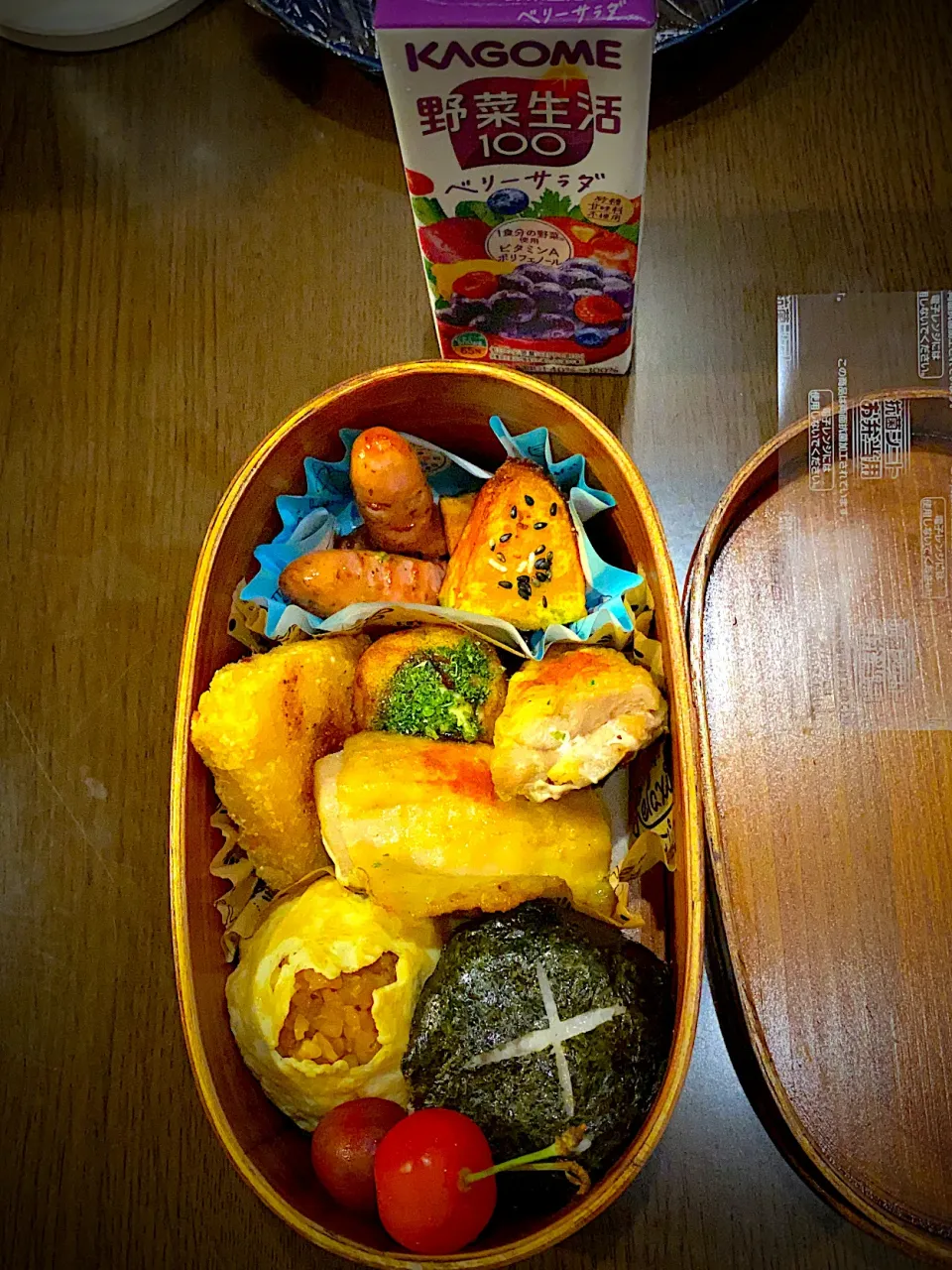 お弁当🍱　パエリアのおむすび　薄焼き卵　十六穀ごはんのおにぎり　焼き海苔　チーズポテト　チリガーリックシーズニング　たこ焼き　ソースマヨ青海苔　タンドリーチキン　カボチャの素揚げ　胡麻塩　ハーブソーセージソテー　さくらんぼ🍒　野菜ジュース　麦茶|ch＊K*∀o(^^*)♪さん