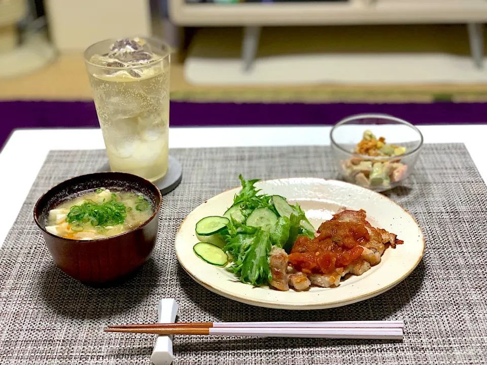 Snapdishの料理写真:ばんごはん。ポークソテーサルサソース、アボカドとトマトのサラダ、お味噌汁。|yukiさん