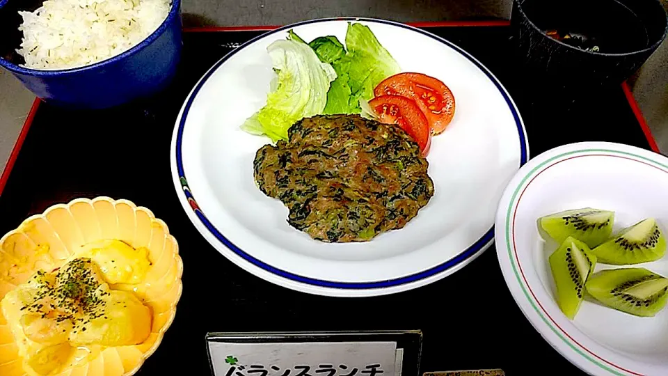 白石保険センター管理栄養士さんのヘルシーメニュー　小松菜バーグ・スイチリポテトサラダ、麦ご飯|nyama1さん