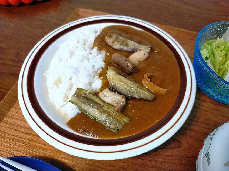 トヨタ博物館カレーにナスとエリンギをトッピング🍛|みやこさん