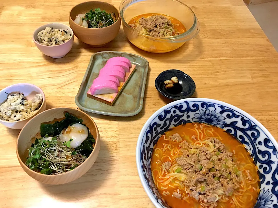 糖質０麺で辛味噌担々麺風、帆立とワカメのサラダ、板わさ、おから煮🎵😊|さくたえさん