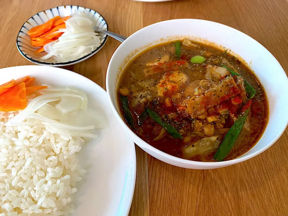 タイ風肉豆野菜カレー🇹🇭🍛、味玉トッピング🥚、ピクルスマシマシ🥒|buhizouさん