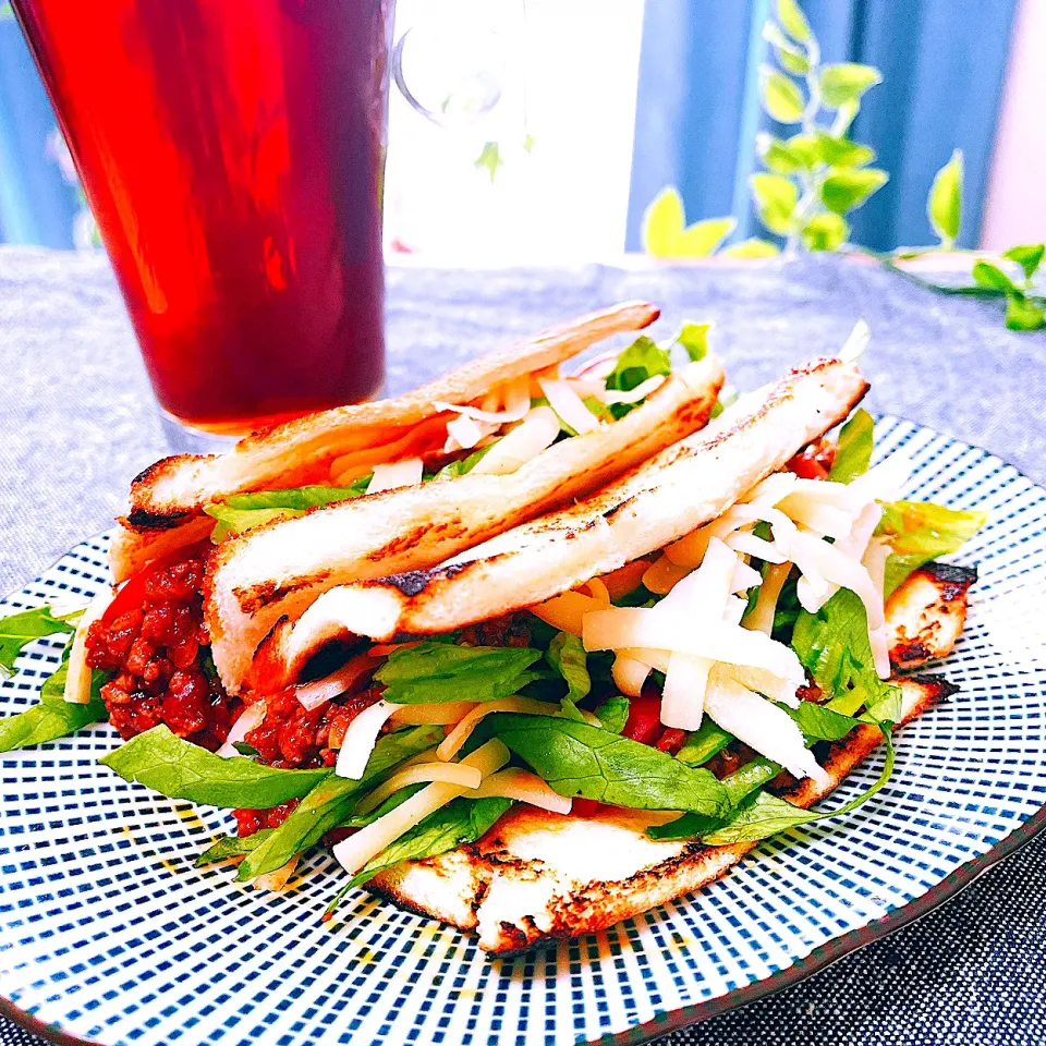 Snapdishの料理写真:今日のランチは食パンで簡単タコス🌮😋　2枚じゃ足りな〜い💦　でもワイルド感がいいな。😊|Sの食卓さん