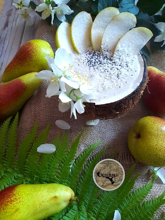 Snapdishの料理写真:COCONUT PEAR SMOOTHIE|Cucina Di Anjuさん