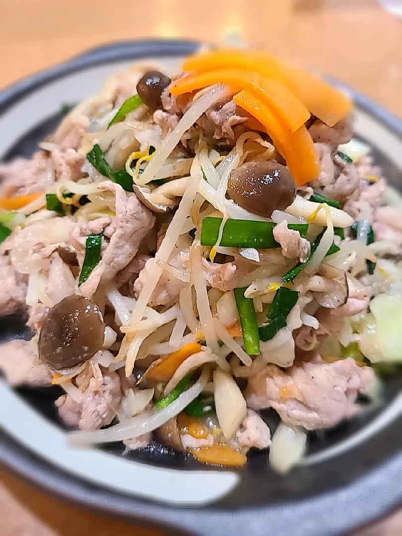 カット野菜でお肉たっぷり香味野菜炒め😋|みぽりん♪さん