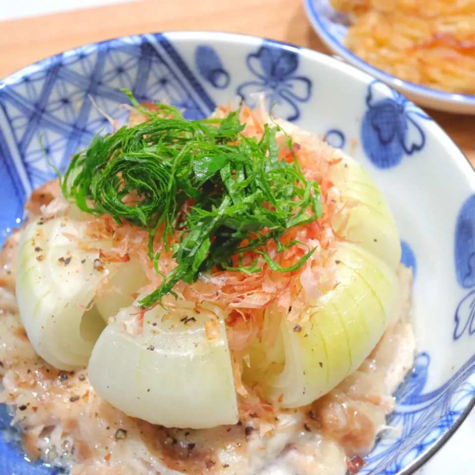 まるごと新玉ねぎの酒蒸し　豚バラぽん酢|まゆさん