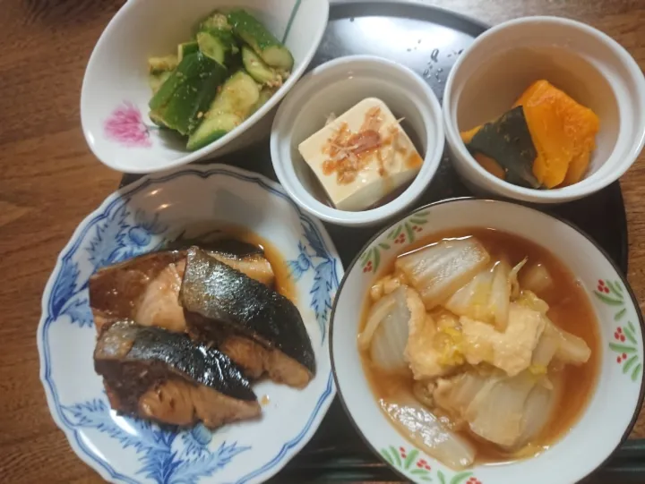 Snapdishの料理写真:ブリの煮付け
白菜とお揚げの炊いたん
南瓜の煮付け
たたきキュウリ
冷奴|たつかばさん