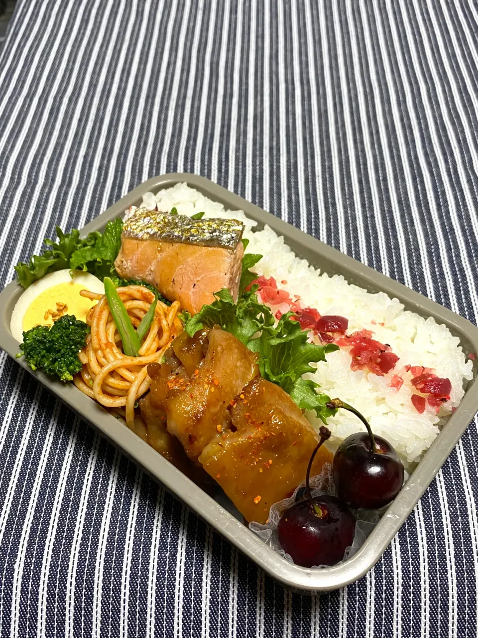 息子のお弁当(リク､たまにはフルーツ入れてよ😁)|かあたんさん