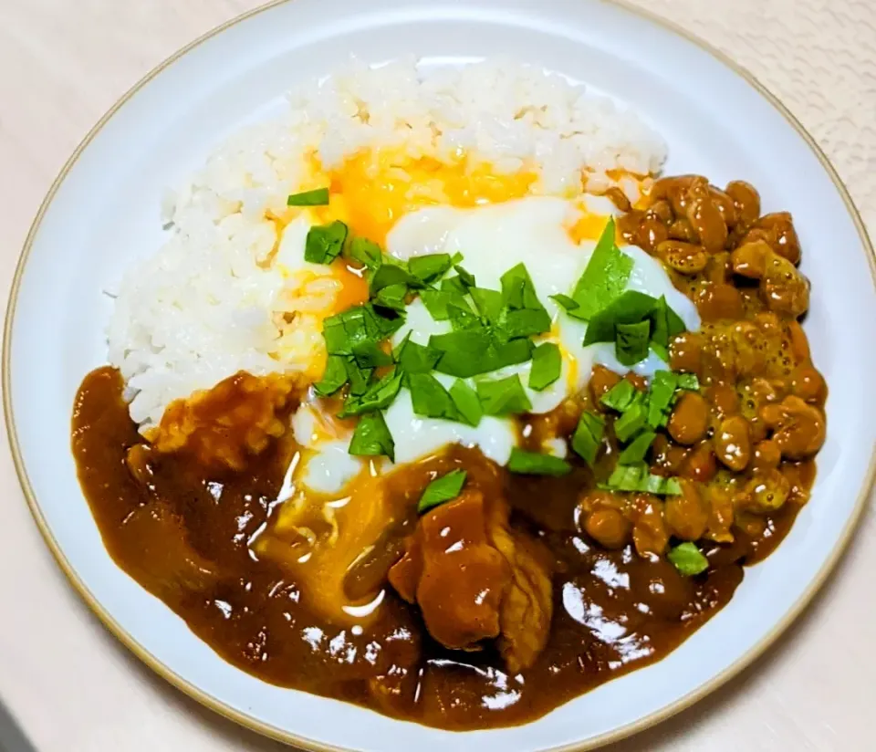 昨日のランチ 
    納豆温玉乗せカレー|susumi1123さん