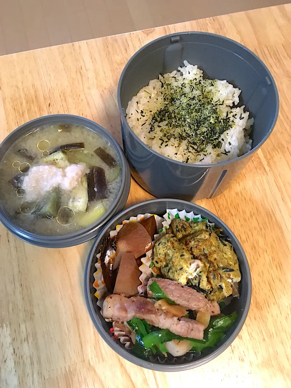 今日の旦那さんお弁当〜豚肩ロースのニラソテー、ひじき煮のオムレツ、里芋の煮物、なすのお味噌汁(亜麻仁油と自家製甘酒トッピング)、青菜ふりかけご飯😋|さくたえさん