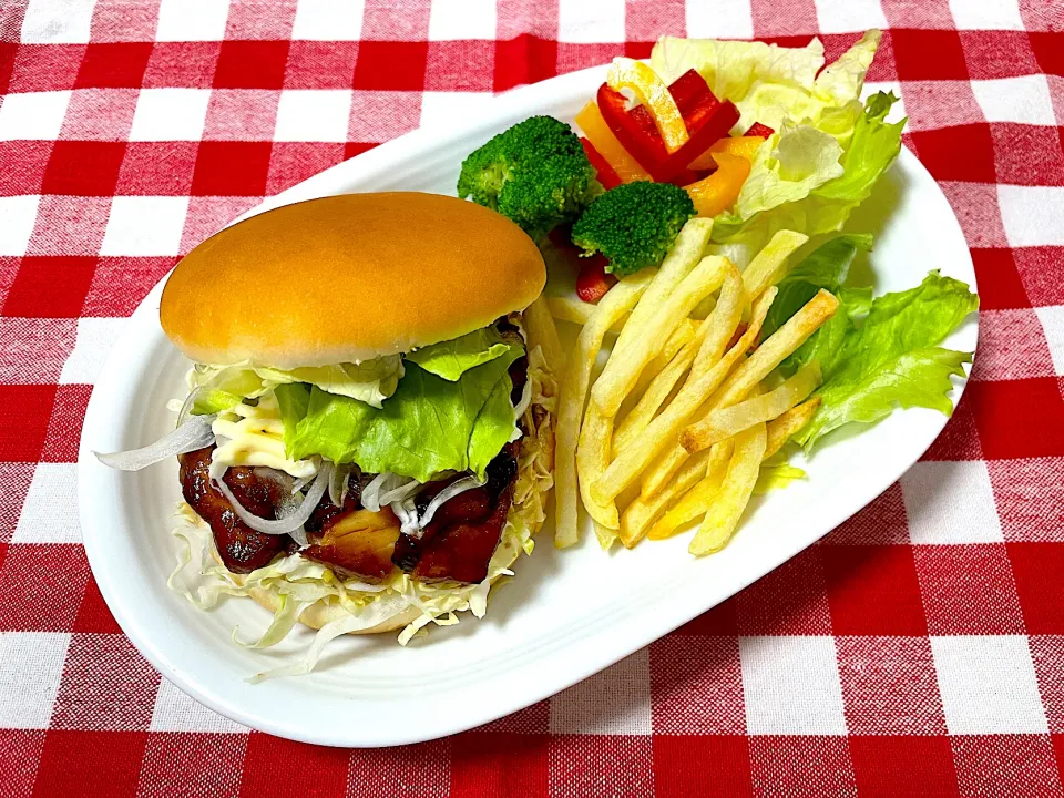 照り焼きチキンバーガー、フライドポテト、サラダ|jackybeanさん