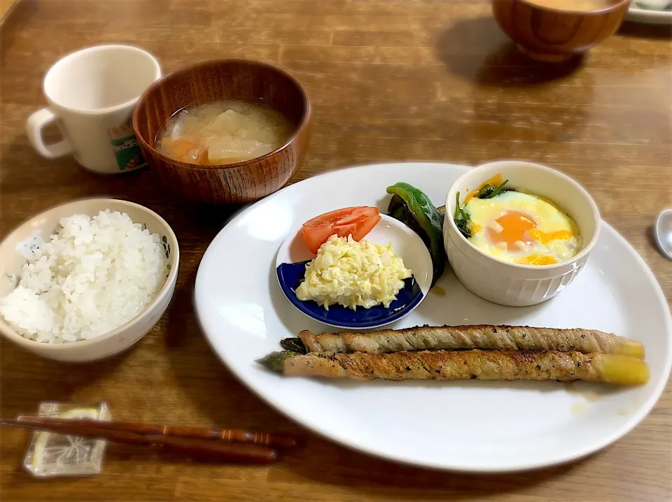 Snapdishの料理写真:アスパラの肉巻き・ほうれん草のココット・茄子味噌炒め・コールスローサラダ・味噌汁・ご飯|ちびろ菌さん