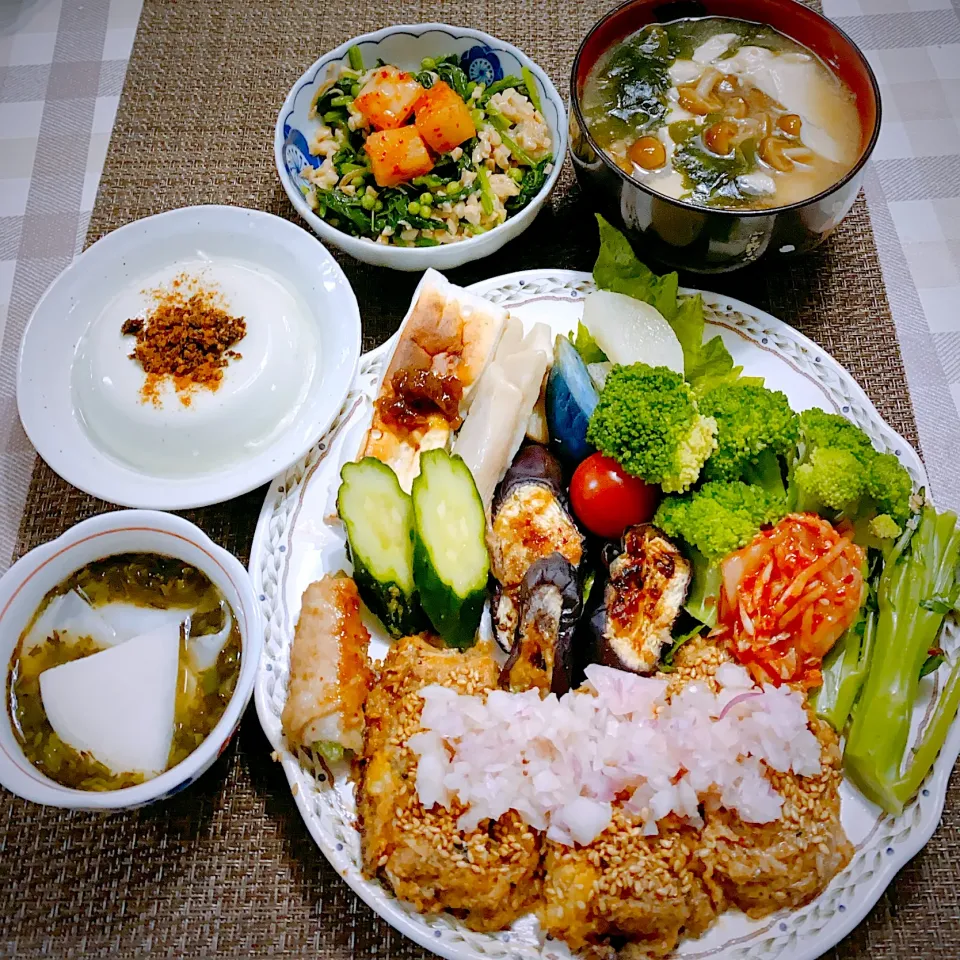 サバ缶のおからハンバーグ風タバスコ焼き★上から炒り胡麻と紫玉ねぎソースをたっぷりかけました！|riko30294さん