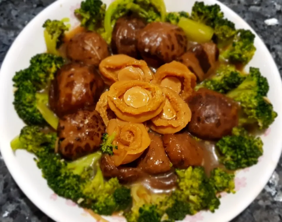 Braised Abalone with mushrooms - 
CNY must have dish😋
#DCHomeCookedMeal|DC🍽 cooking*mamaさん