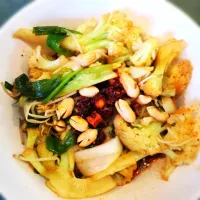 Snapdishの料理写真:Vegetarian breakfast
Cauliflower, bean sprout, green onion, Virginia peanuts, and 老干媽Lao Gan Ma hot sauce|Alonsealさん