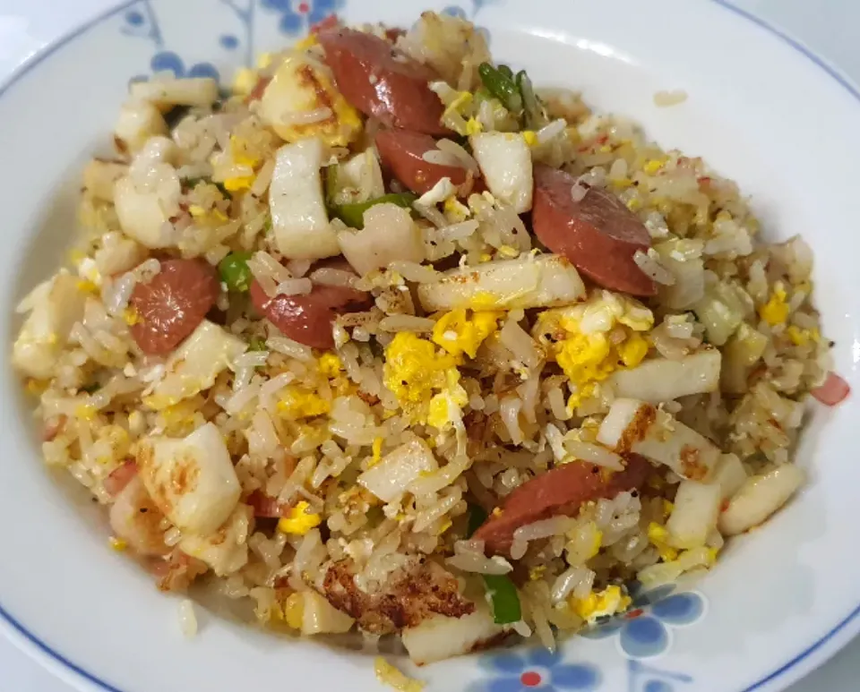 Dinner Egg Fried Rice 17.6.2021 
chicken sausage fish cakes crab meat 
green onions 🤗🤪😍👄|🌷lynnlicious🌷さん