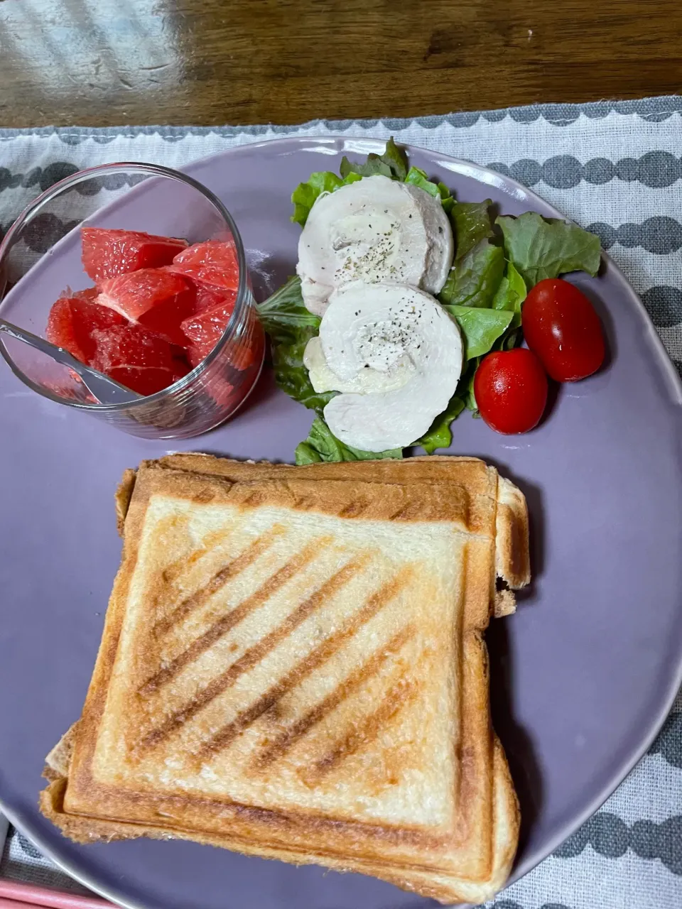 朝ごはん　アボカドとクリームチーズのホットサンド|るうるうさん