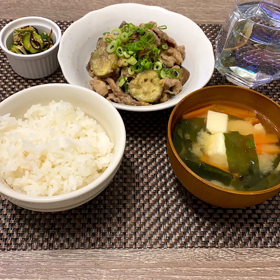 ご飯 豚肉と茄子の味噌炒め 味噌汁 きゅうりの塩昆布漬け|m iさん