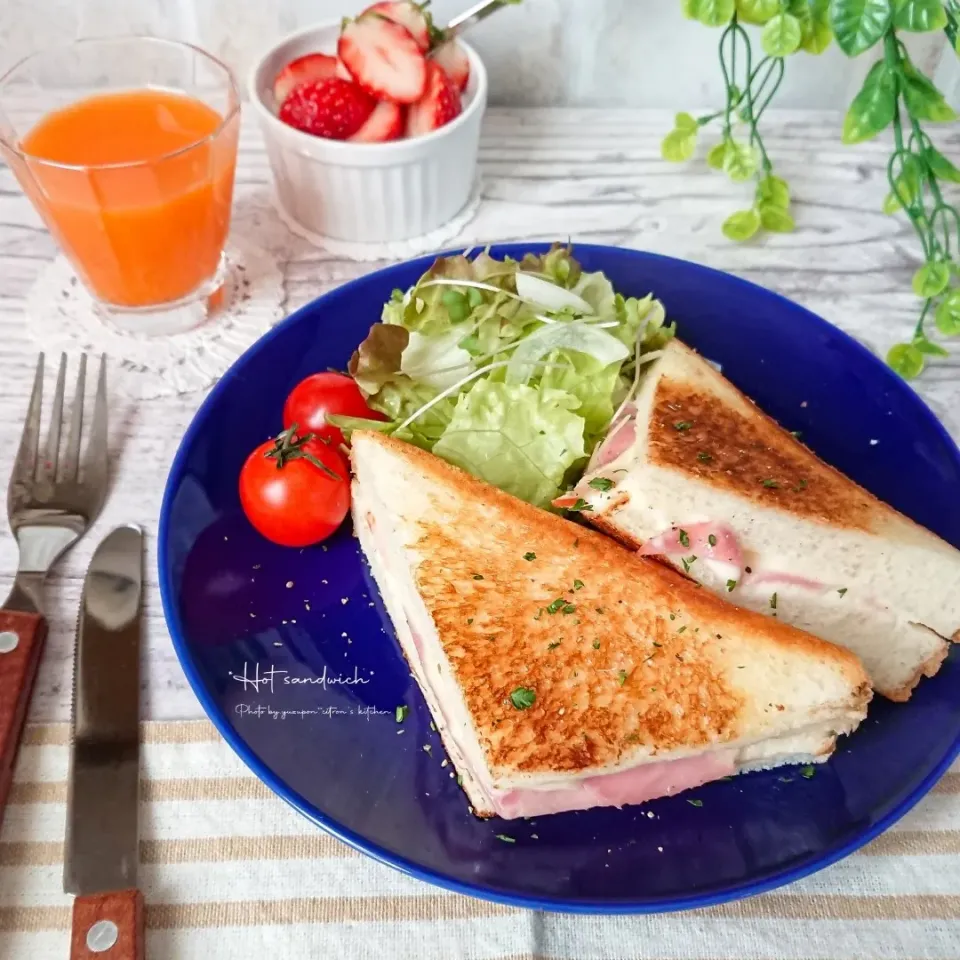 朝食＊フライパンで作るハムとチーズのホットサンド|ゆずぽんさん