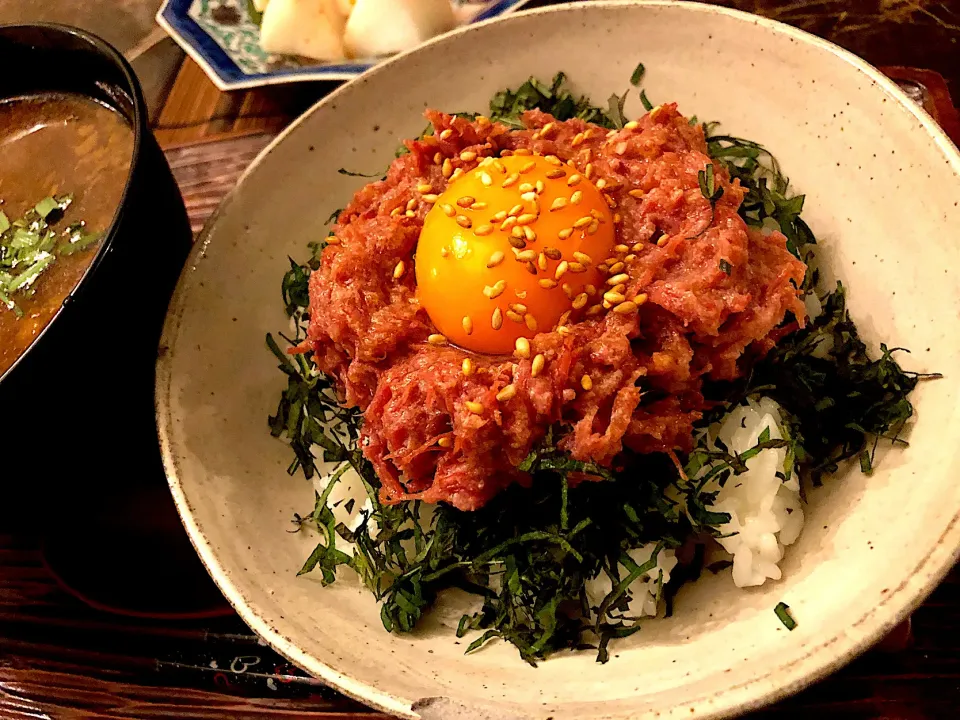 娘のお夕飯🍚コンビーフ丼🥚ラー油醤油入りで。。。🌿|💍ごはん🍚さん