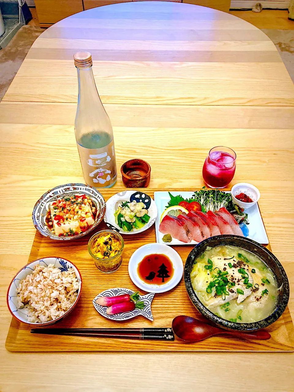 今日の夕食　カンパチのお刺身　手羽先スープ　冷奴　カボチャとクリチとナッツのサラダ　梅クラゲ　分葱とアサリの酢味噌和え　はつか大根の浅漬け　もち麦ごはん　紫蘇ジュース|ふわ猫はなちゃんさん