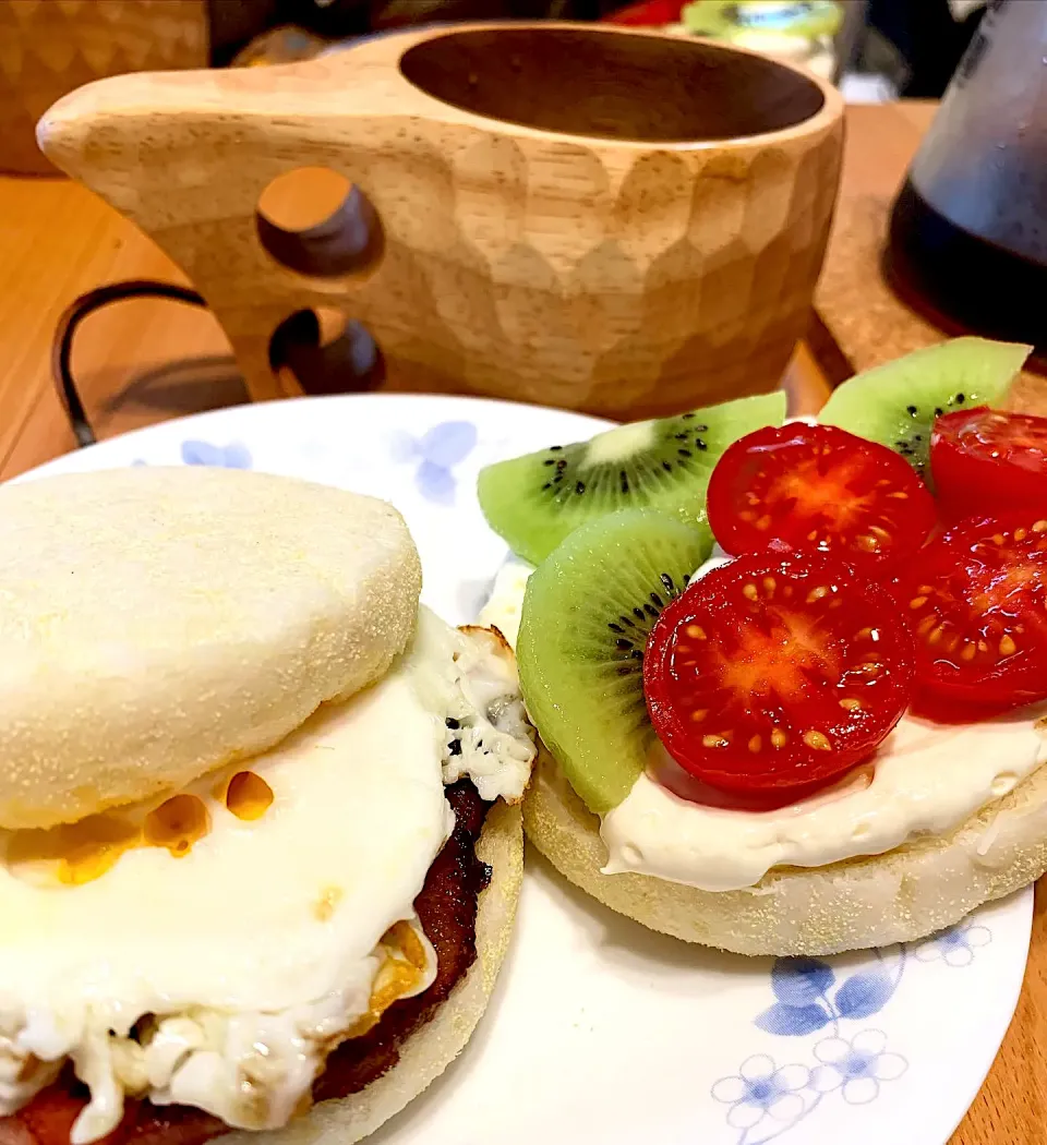 Snapdishの料理写真:イングリッシュマフィンサンド🍳|みっこちゃんさん