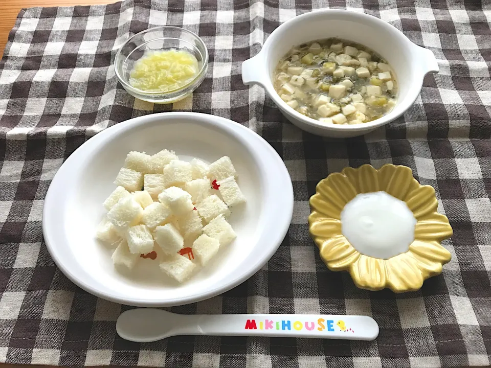 【離乳食】豆腐の野菜スープ、食パン、キウイ、ヨーグルト|sayaさん