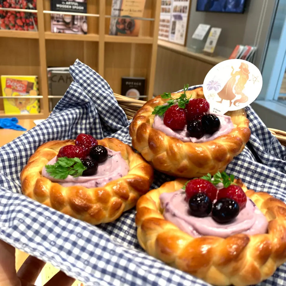 Snapdishの料理写真:三つ編みブルーベリークリーム★ディズニーラプンツェルシリーズのパン|らぴすらずり(らぴ)さん