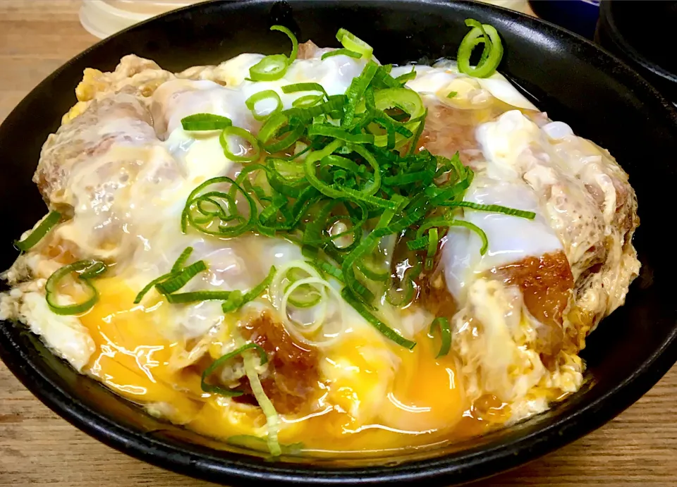 超久々の「まるは」の＂かつ丼＂      (玉子追加ﾊﾞｰｼﾞｮﾝ)|mottomoさん