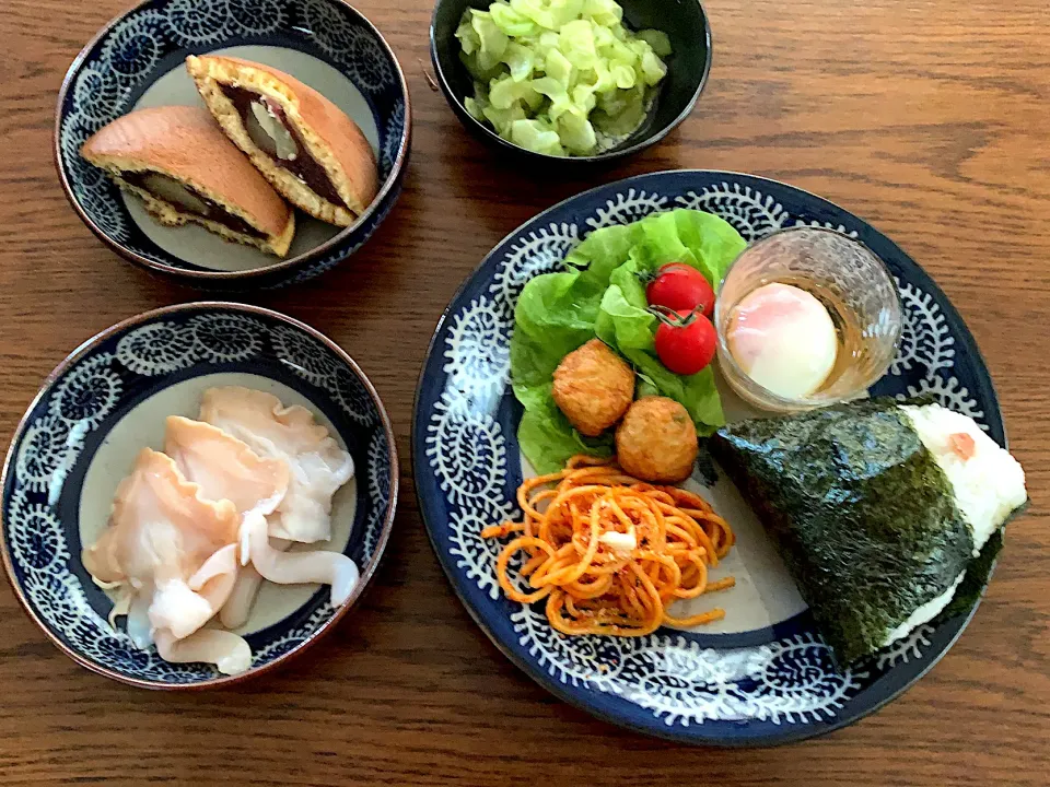 Snapdishの料理写真:今日の昼食🍅自家製胡瓜の酢の物🥒つぶ貝のお刺身🥚温泉玉子🍙たらこのおにぎり🌰栗どら焼き)20210618|rococoさん